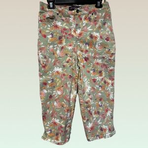 Gloria Vanderbilt Amanda Capri jean “Matcha Latte Bahia Floral” print